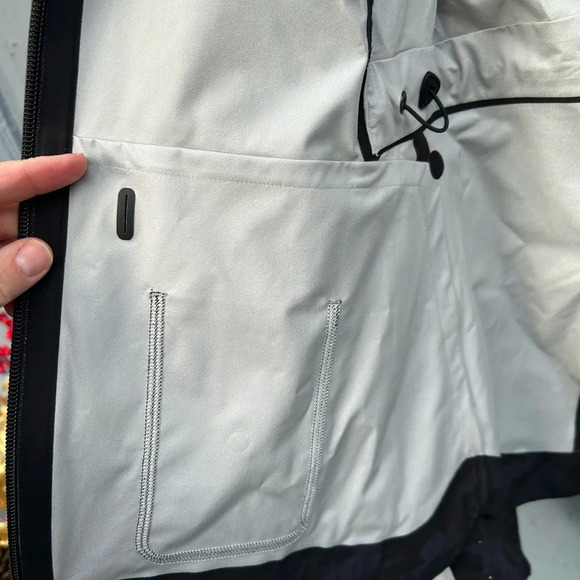 Lululemon The Rain Is Calling Jacket, size 6 - Picture 15 of 16